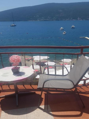 Beachfront Apartment Daris
